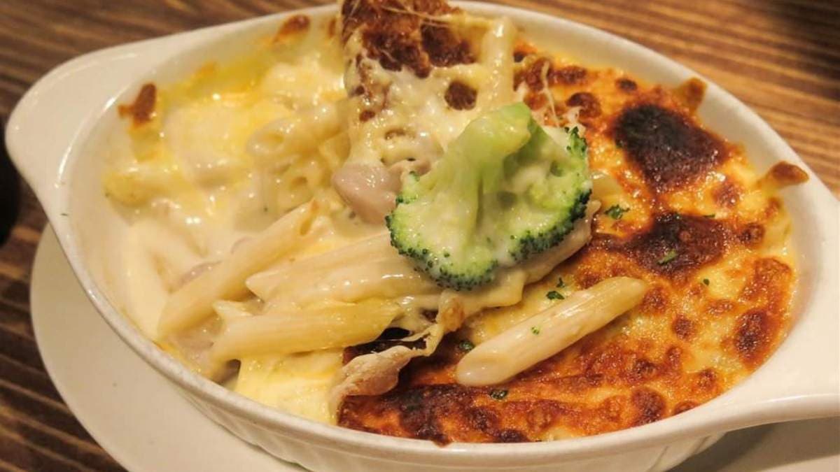 「白醬野菇雞肉焗烤筆管麵」筆管麵吸附滿滿奶香，起司口感也很讚。（圖片來源：Jeremy以食為天）