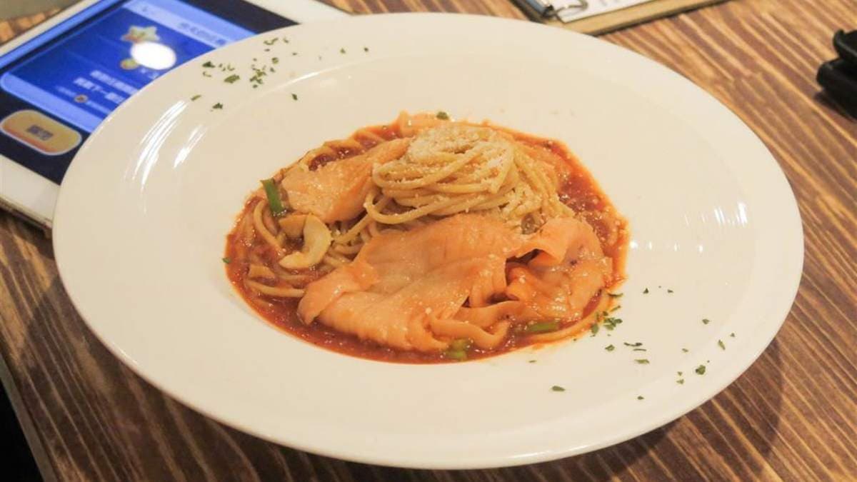 「紅醬煙燻鮭魚義大利麵」煙燻鮭魚肉質柔嫩，帶著淡雅的煙燻香氣。（圖片來源：Jeremy以食為天）