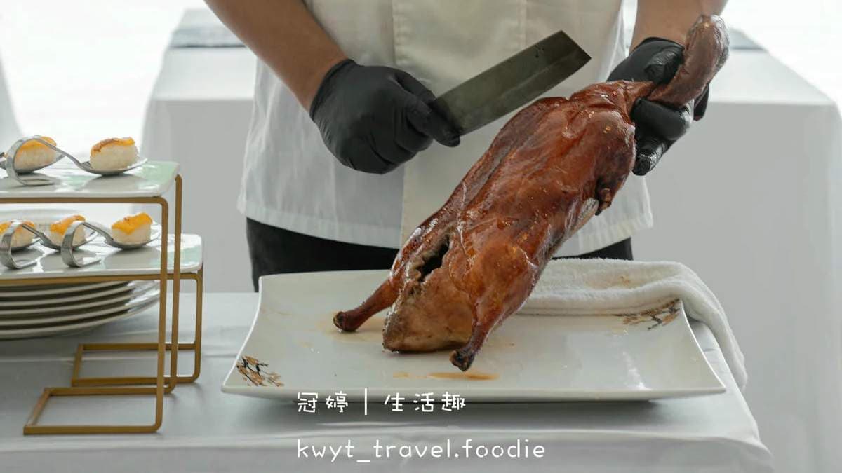 主廚會將烤鴨、製作片皮鴨捲餅、櫻桃鴨壽司的餐檯推到桌邊。（圖片來源：冠婷生活趣）