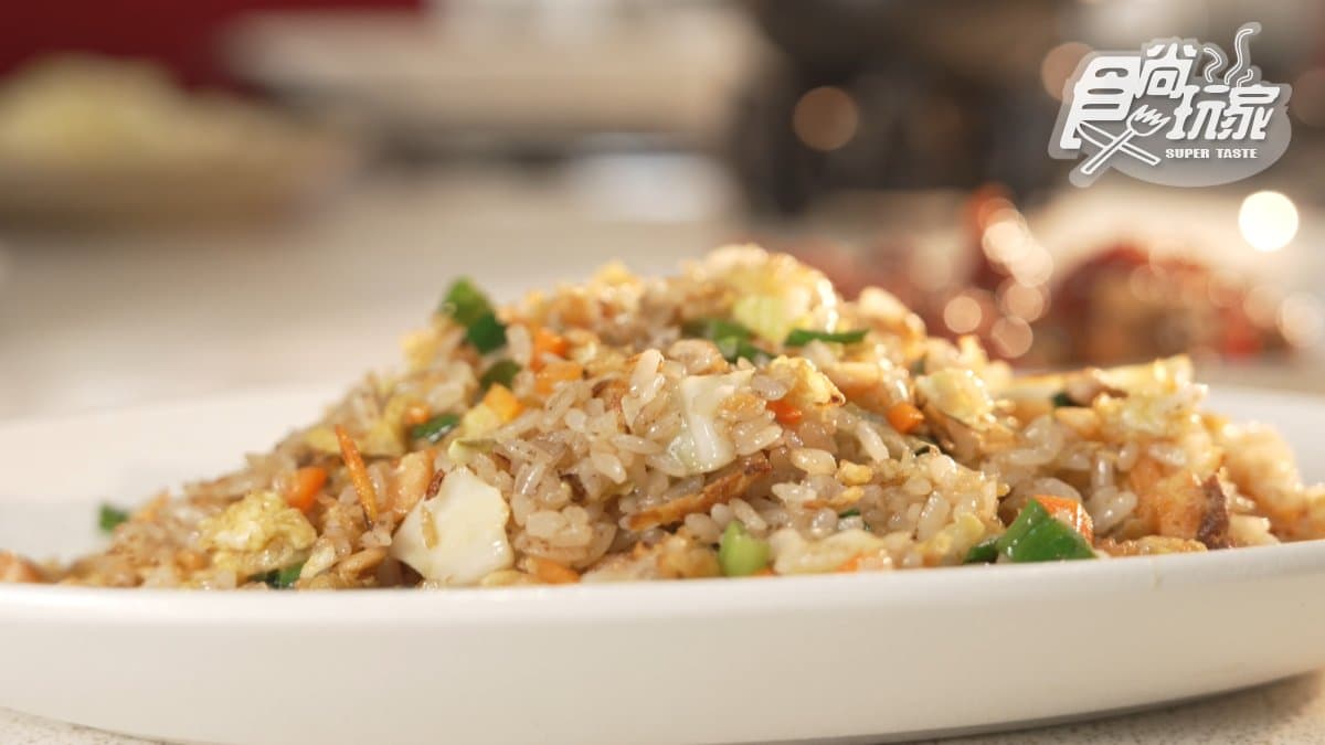 「鮭魚炒飯」鍋氣十足，香氣很誘人。