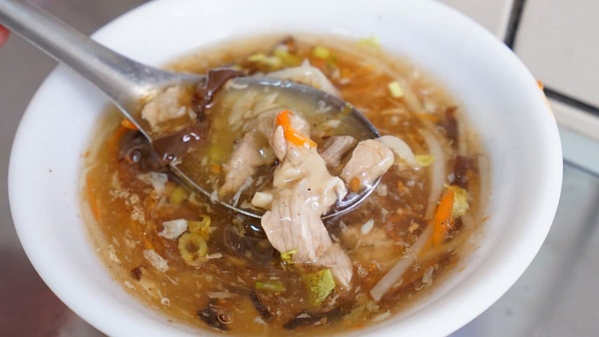 肉羹湯裡有肉絲、木耳、蛋絲等，喝起來很順口。（圖片來源：剎有其食）