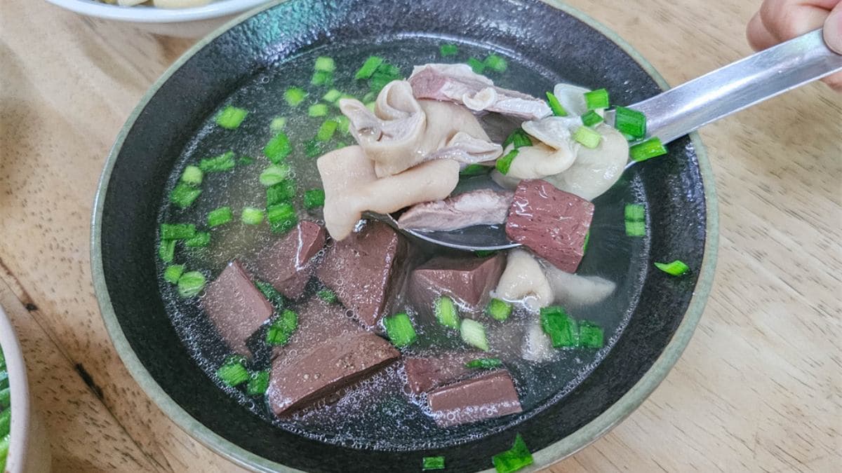 台中中式早餐必點之一豬血湯，是簡單樸實的味道。（圖片來源：來飽寶家BA）