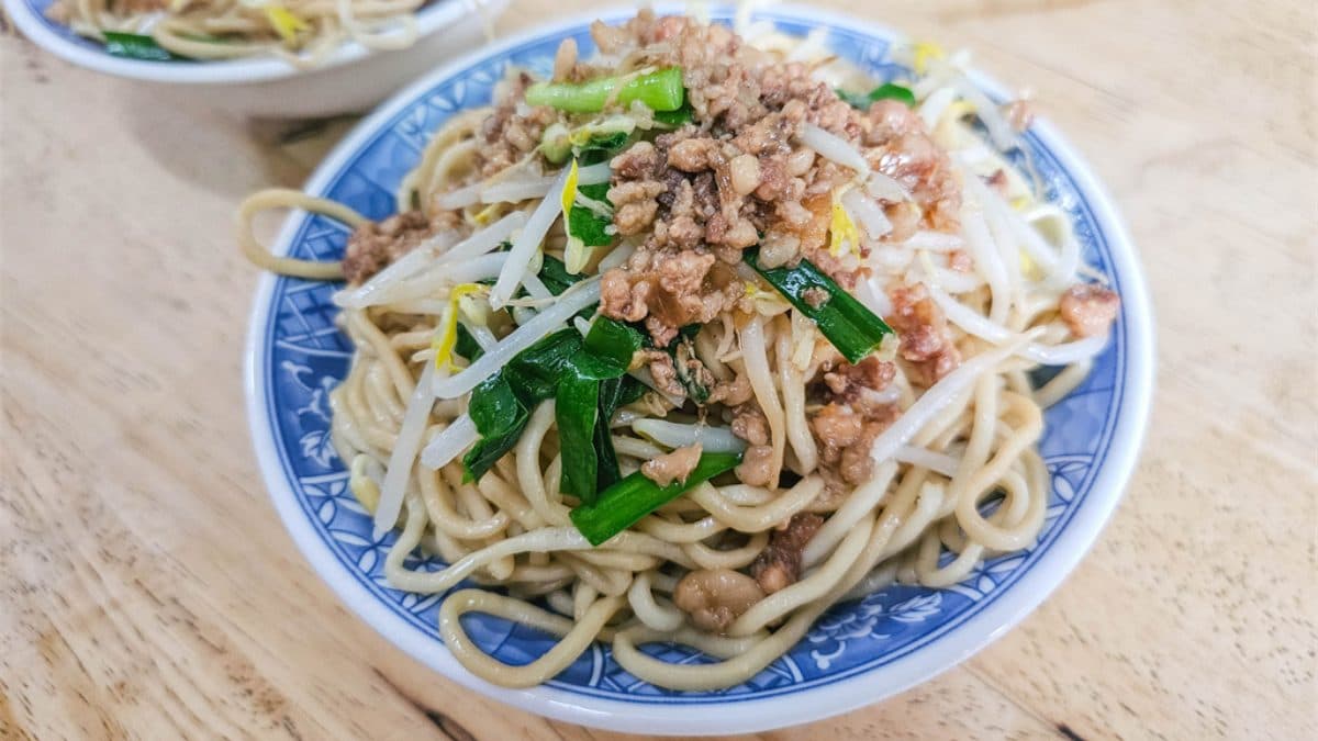 台中中式早餐必點之二炒麵，淋上滷肉肉汁好唰嘴。（圖片來源：來飽寶家BA）