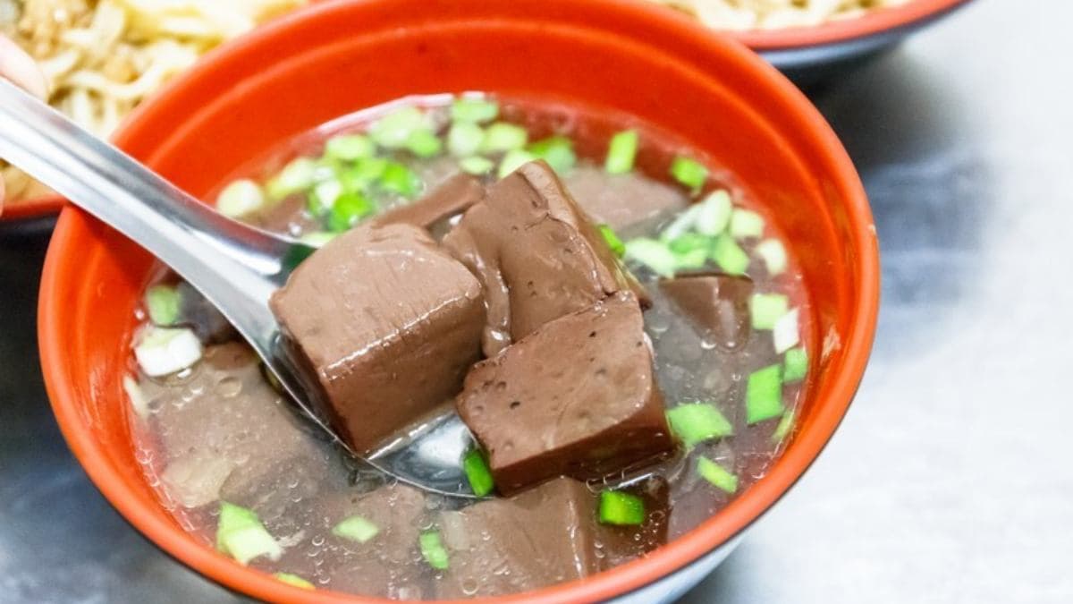 「豬血湯」大骨湯頭帶點中藥味，豬血也軟嫩好吃。（圖片來源：愛伯特）