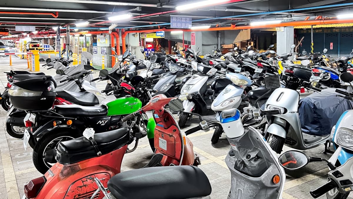 機車停車一定要立中柱？２狀況恐違規開罰1200元，加碼１招輕鬆停好車