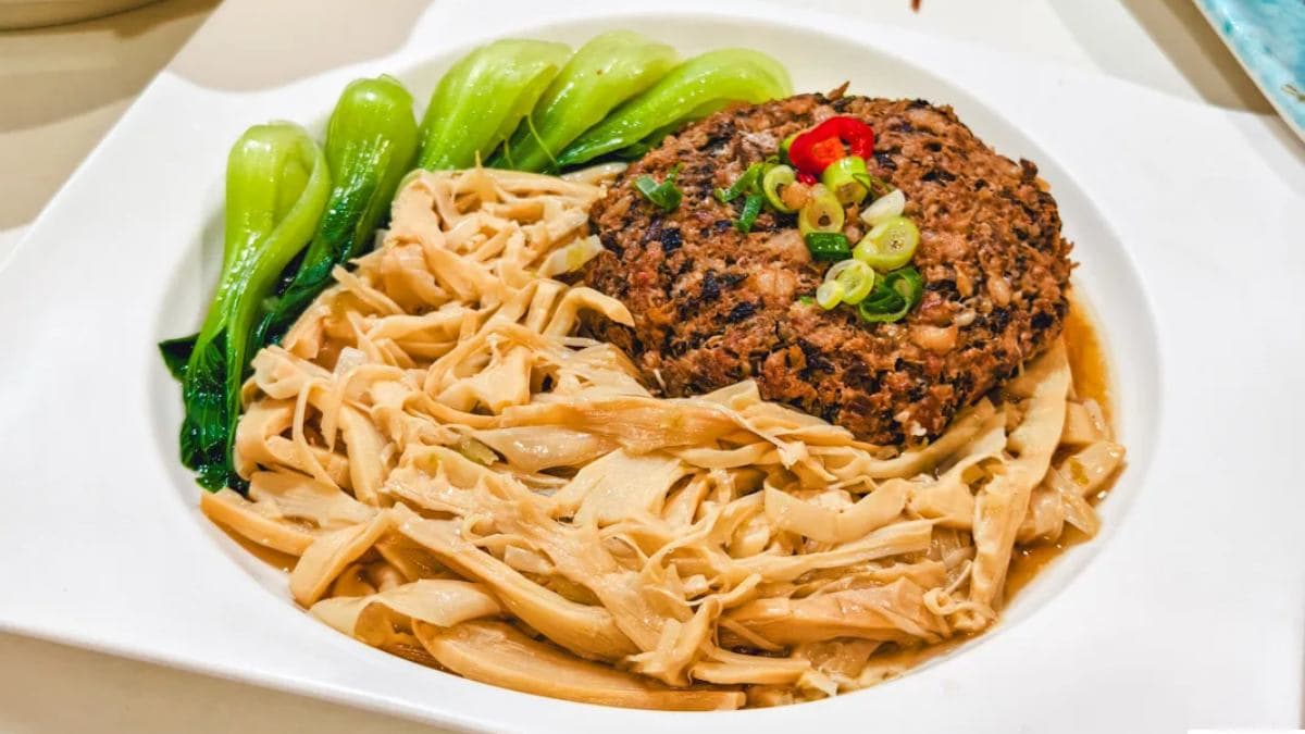 「筍絲梅干肉」梅干扣肉搭配筍絲，簡直是白飯殺手。（圖片來源：鯊魚大口咬）
