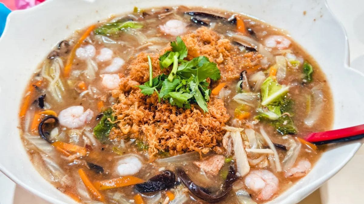 「蛋酥什錦羹」餡料豐富，搭配酥脆蛋酥讓口感更多層次。（圖片來源：鯊魚大口咬）
