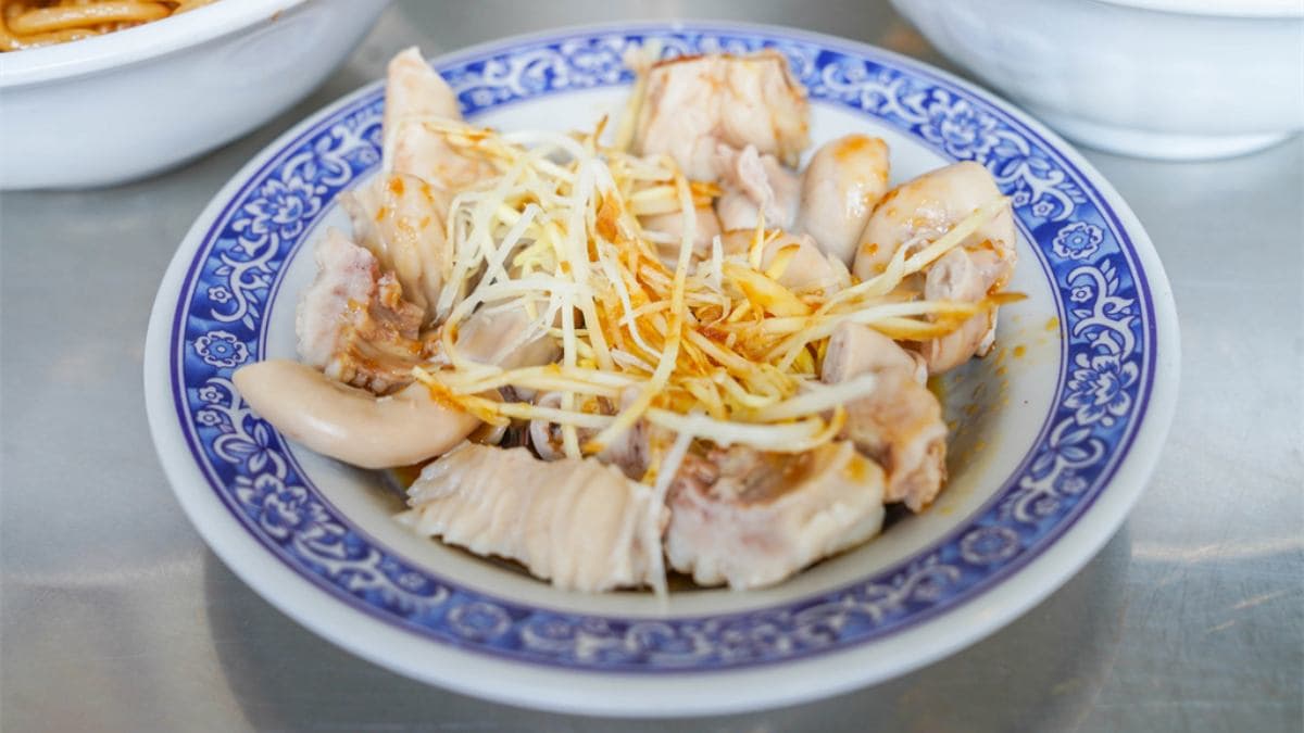 小菜大腸很脆口，入口還有蒜泥獨特的香氣。（圖片來源：來飽寶家BA）