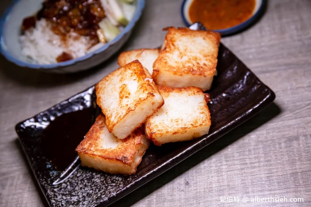 「手工菜頭粿」蘿蔔糕很紮實，吃起來外酥內軟。（圖片來源：愛伯特）