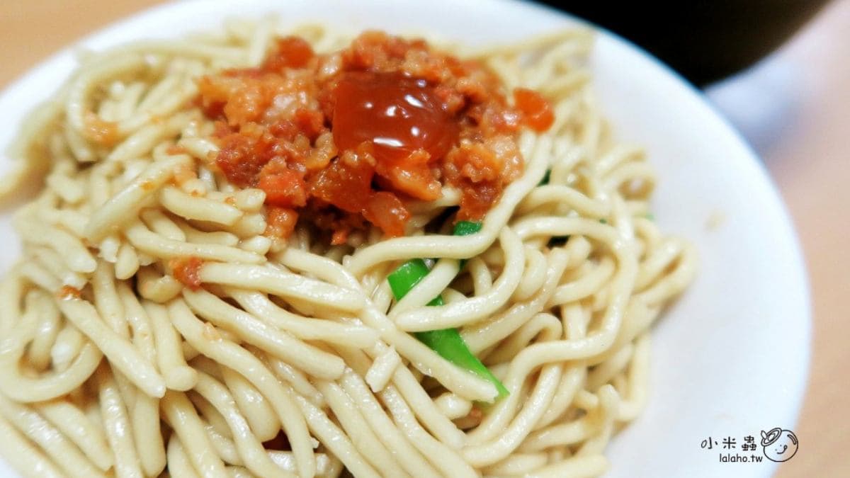 炒麵口感軟滑油潤，肉燥的肥肉比例頗高。（圖片來源：小米蟲的米缸）