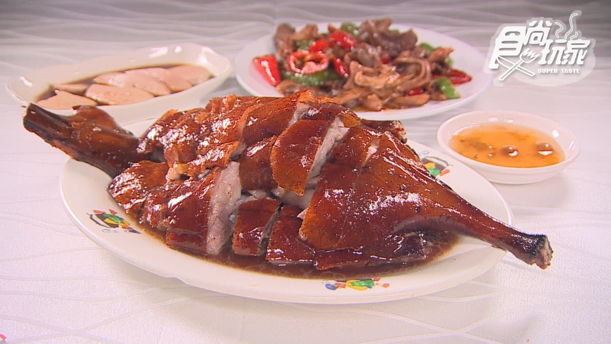 「炭燒燒鵝（半隻）」外皮很薄，鵝肉的香味讓人回味無窮。