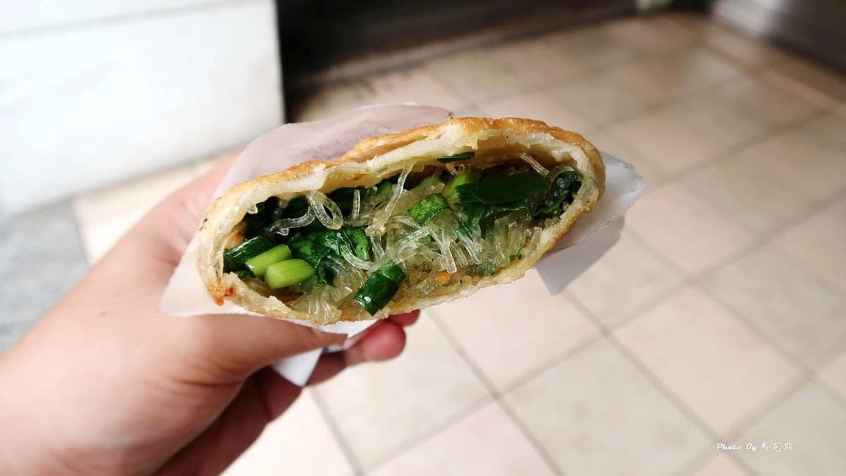 韭菜盒子內餡料多實在，有軟Q冬粉、爽脆的韭菜跟紅蘿蔔絲。（圖片來源： 愛吃愛玩的馬克斯）