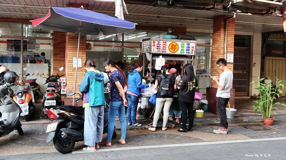 「霧峰鄒記餡餅」是當地排隊人氣小吃，想吃請趁早。（圖片來源： 愛吃愛玩的馬克斯）