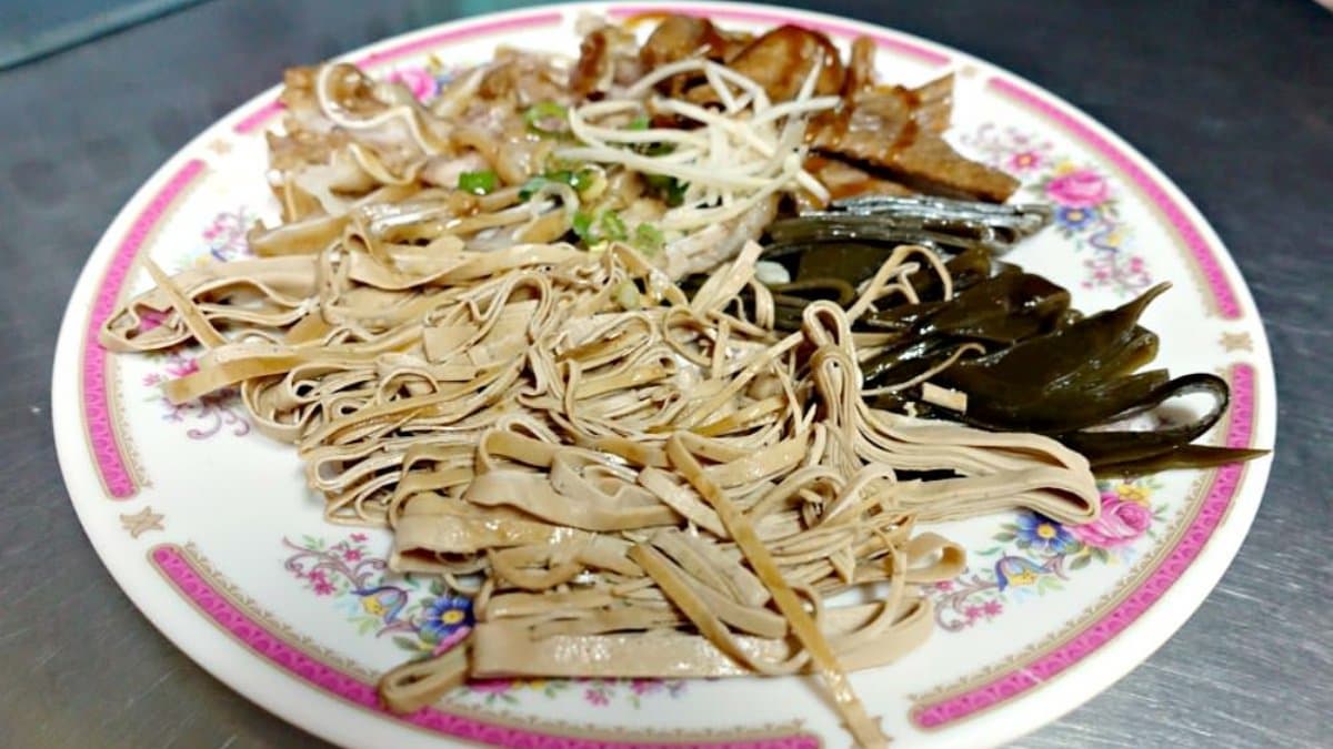 滷味盤豆皮、豬耳朵都很入味，非常唰嘴。（圖片來源：水晶安蹄不務正業過生活）