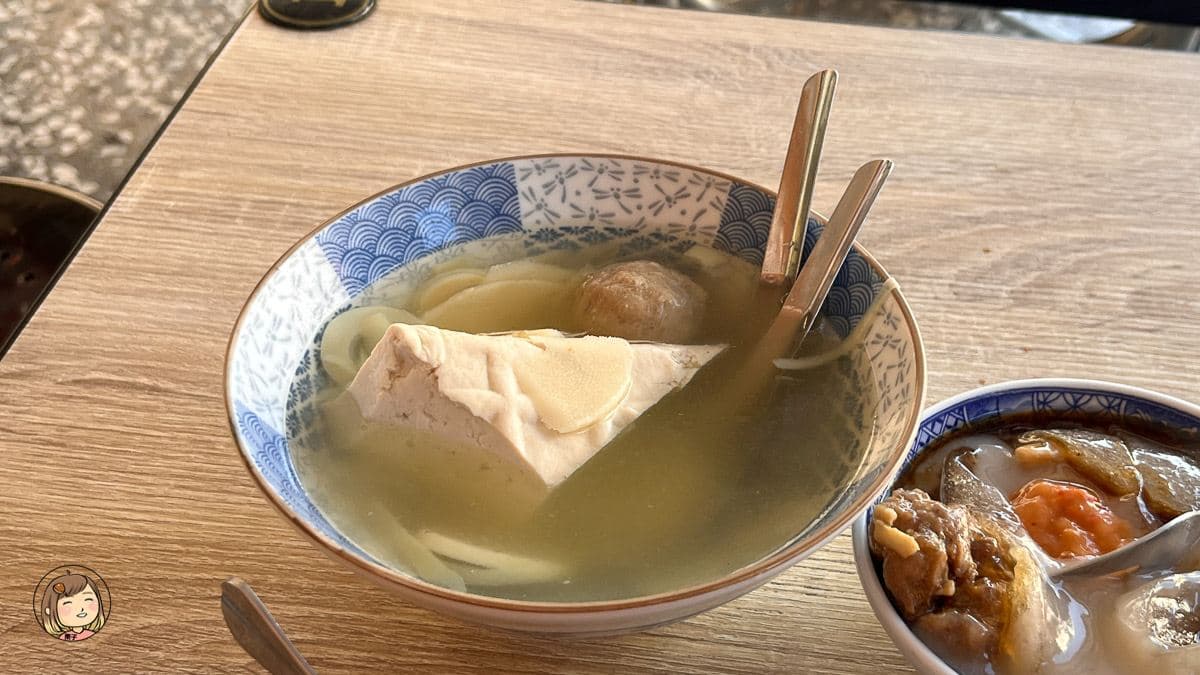 豆腐湯豆腐大到誇張，湯頭清爽又暖胃。（圖片來源：LizChiang栗子醬）