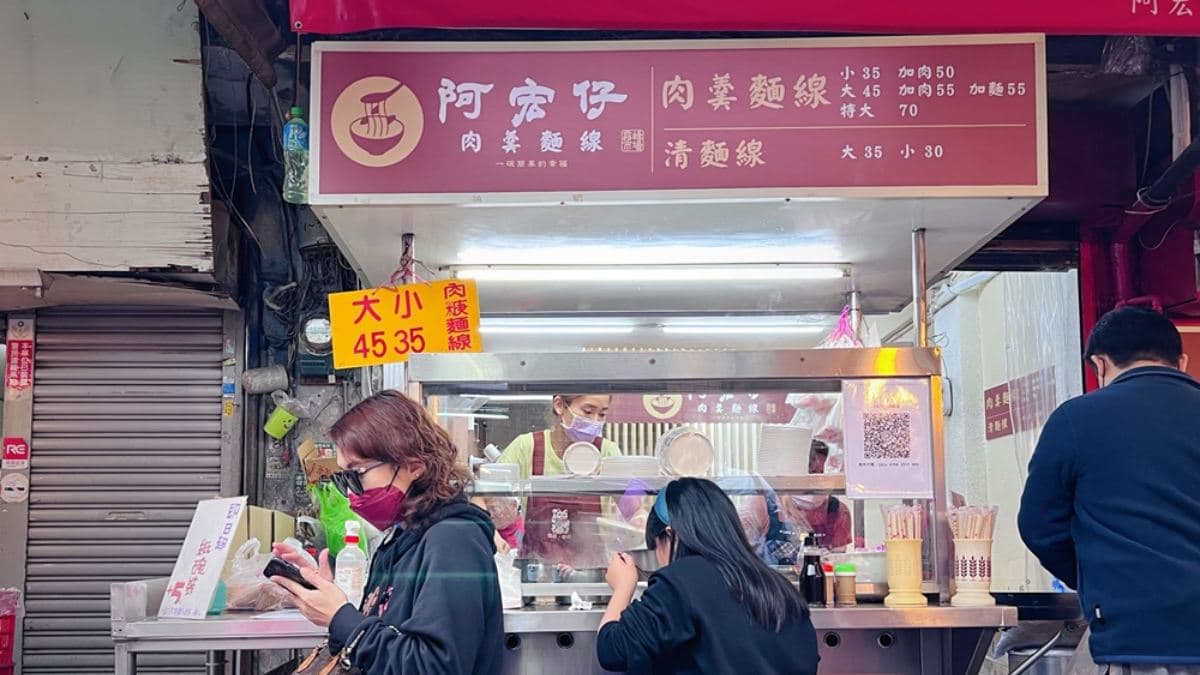 「阿宏仔肉羹麵線」是位於霧峰市場內的市場美食。（圖片來源：Ann•榜哥•生活事務所）