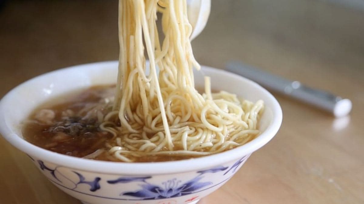 肉羹麵的每根麵條，都裹著羮湯濃郁的氣息。（圖片來源：雪倫情報局）