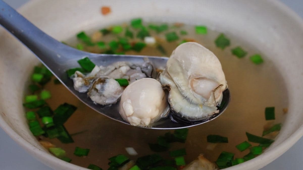 「蚵仔湯」用薑絲跟米酒來降腥味，蚵仔新鮮肥美又大顆。（圖片來源：Ann•榜哥•生活事務所）