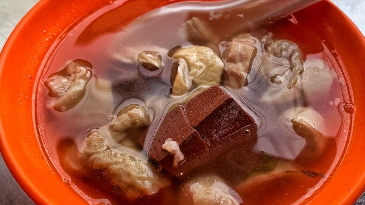 「大腸豬血湯」湯頭甘甜中帶酸菜的香，喝起來不油膩很順口。（圖片來源：果果愛Fruitlove）