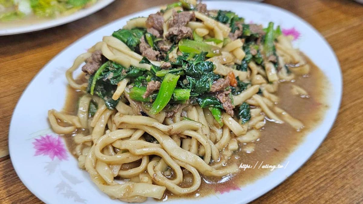 「沙茶羊肉炒麵」麵條吸飽了濃郁的沙茶醬汁，非常開胃。（圖片來源：婷玩味生活）