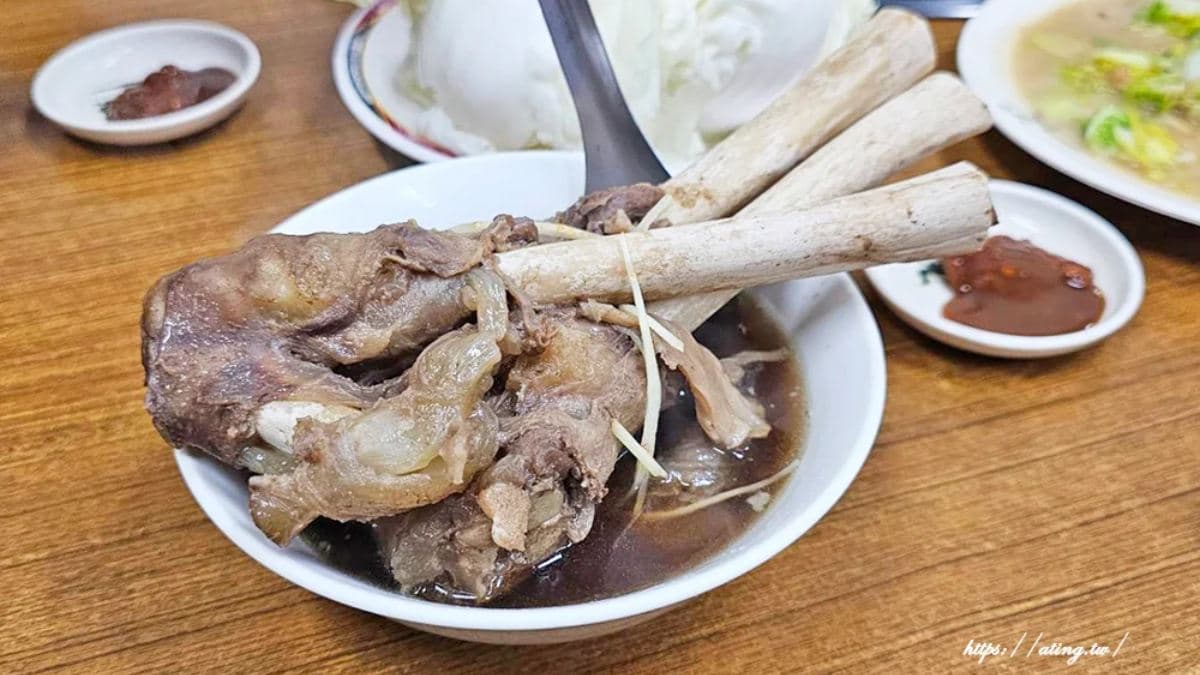 「羊大骨湯」大骨上的肉量不少，燉得肉質不過硬。（圖片來源：婷玩味生活）