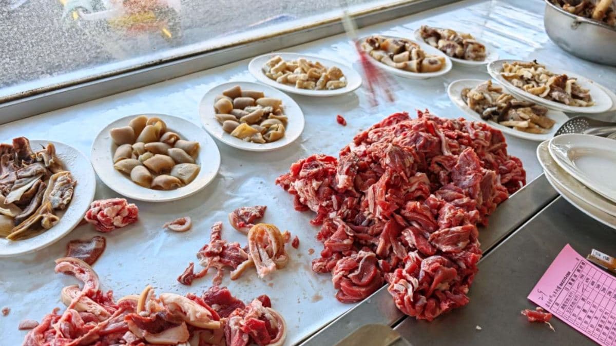 店家販售可外帶的羊肉類鍋底，也有現炒的羊肉熱炒。（圖片來源：雪倫情報局）