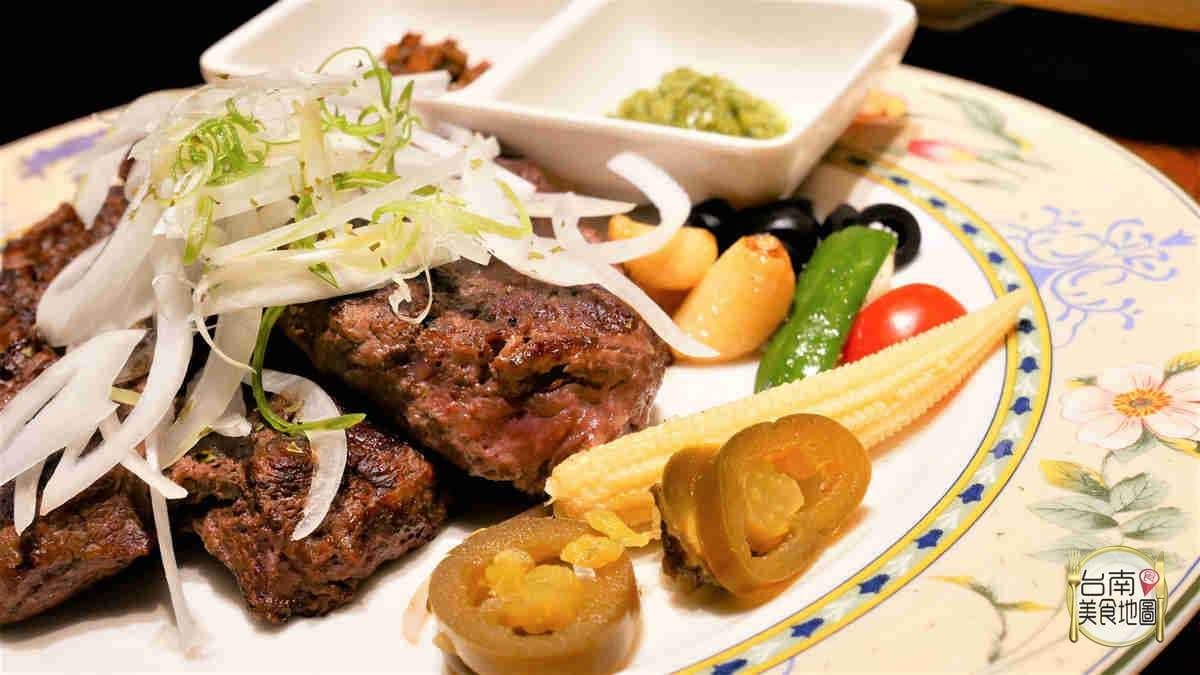 「炭烤肩菲力」軟嫩鮮甜的肉質再搭配特調的阿根廷沾醬，風味非常契合！（圖片來源：台南美食地圖）