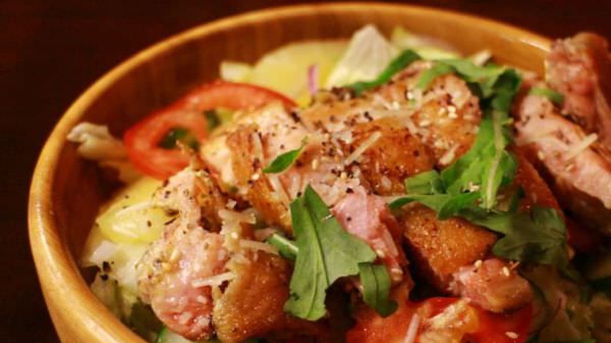 「雞肉沙拉」的雞肉經過醃漬，非常入味。（圖片來源：Vicky媽媽的遊樂園）