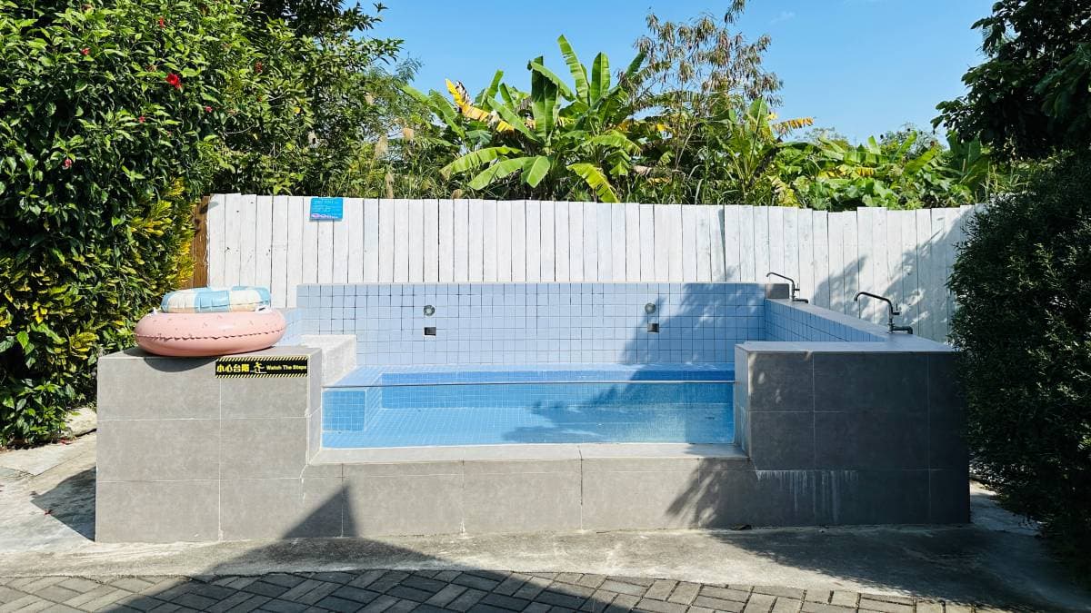 樹屋旁邊還有座戲水池，夏天來玩清涼消暑。（圖片來源： 金亮亮吃喝玩樂趣）