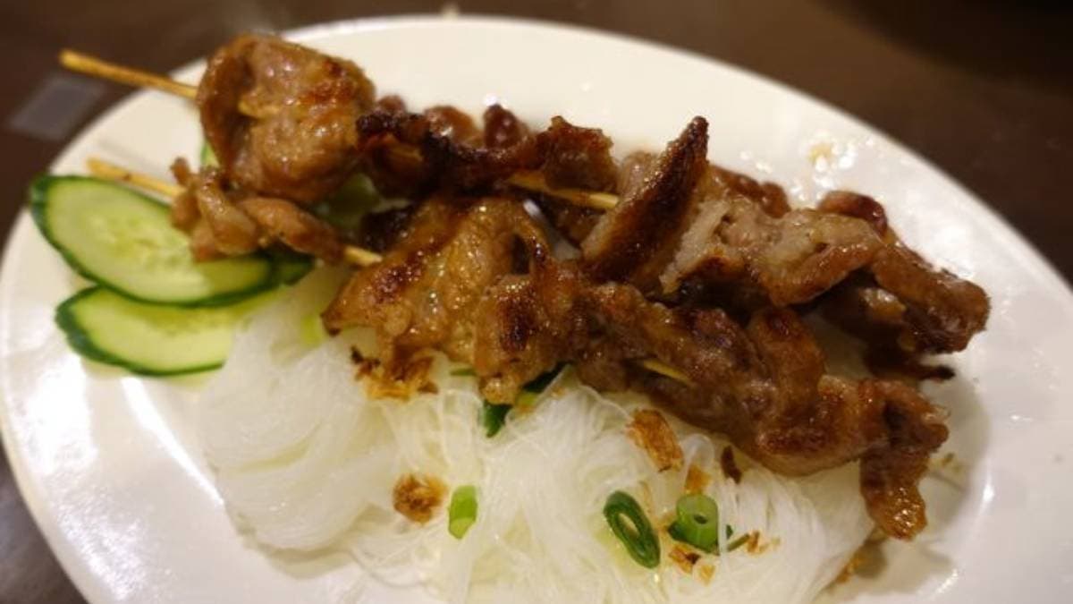 「越南烤肉」咬勁十足，開胃下飯。（圖片來源：貓大爺）
