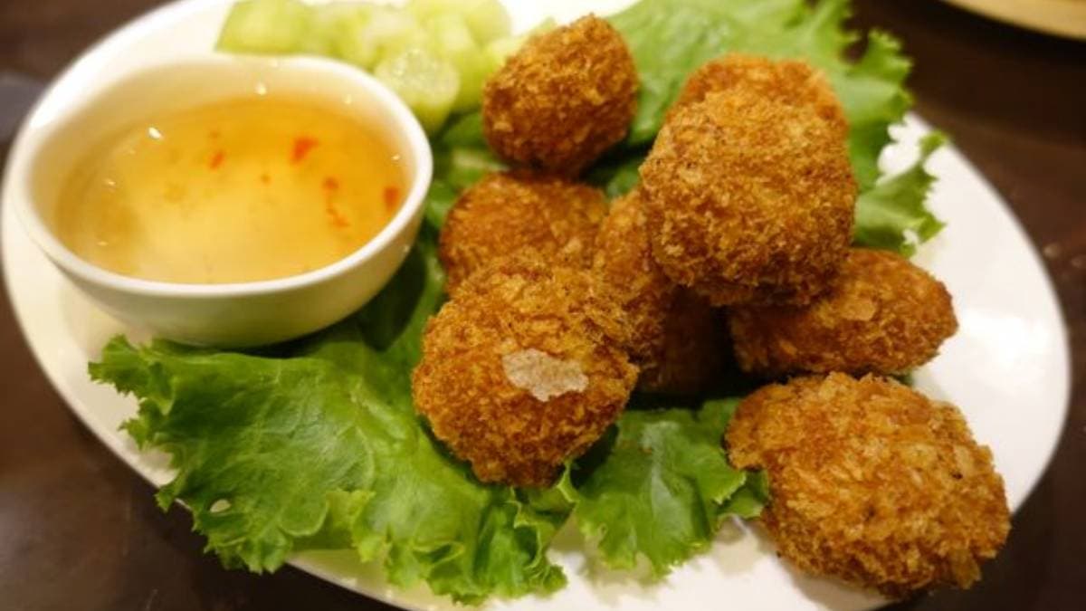 「炸蝦肉餅」好吃不油膩，酸甜醬也開胃。（圖片來源：貓大爺）