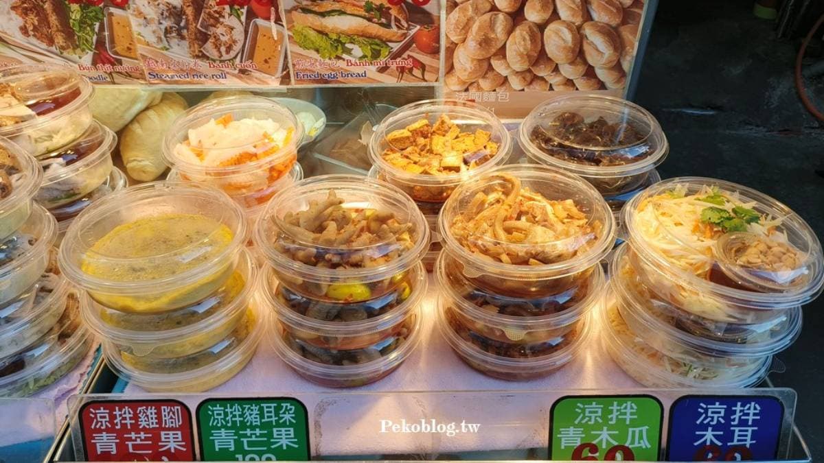 攤位上除了越南麵包，也有販售各式越南涼拌小菜。（圖片來源：PEKO の Simple Life）
