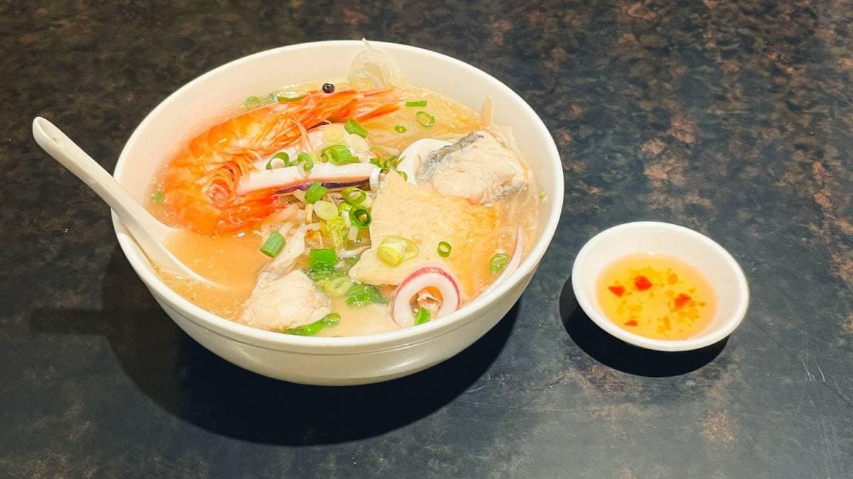 「海鮮米線」用料豐富，湯頭喝起來非常鮮甜。（圖片來源：怪獸的E視野）