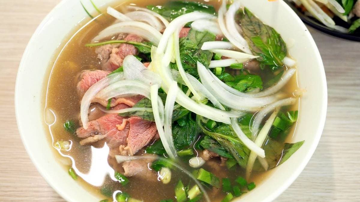 「招牌生牛肉河粉」牛肉選用板腱部位，湯頭清爽不油膩。（圖片來源：加小菲愛碎碎唸）