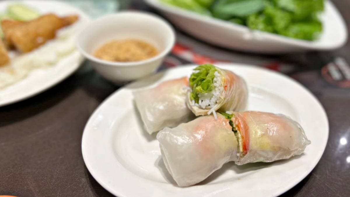 「越皮春捲」春捲皮超Ｑ彈，兩個就很飽。（圖片來源：吳大妮）