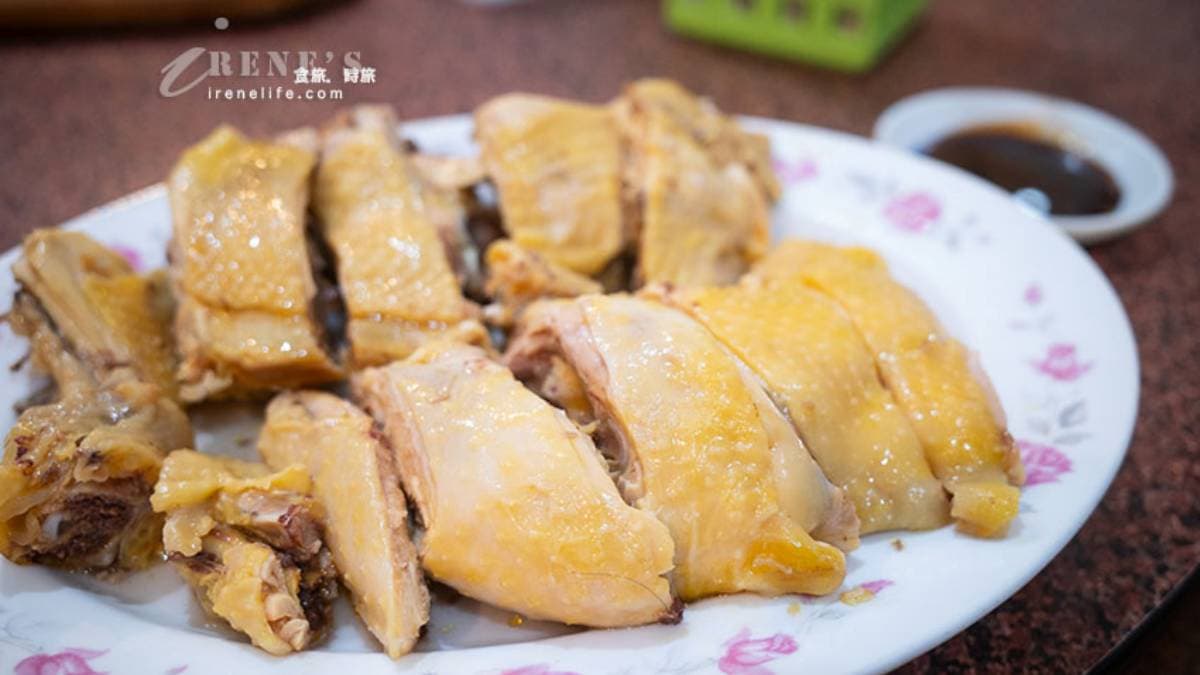 「白斬雞腿」黃澄澄的雞皮油量不肥膩，肉質紮實有咬勁。（圖片來源：Irene's 食旅．時旅）