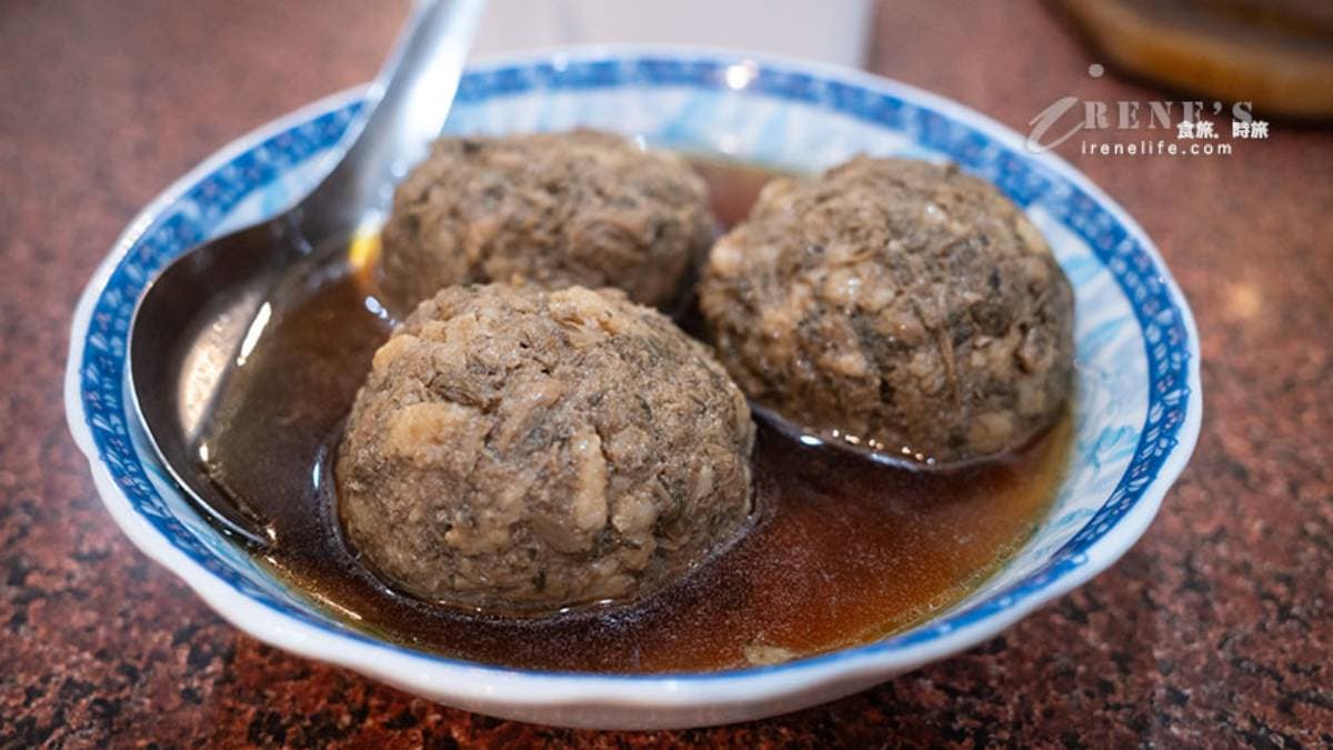 必點「福菜肉丸」鬆軟的肉丸混雜著福菜，味道很下飯。（圖片來源：Irene's 食旅．時旅）