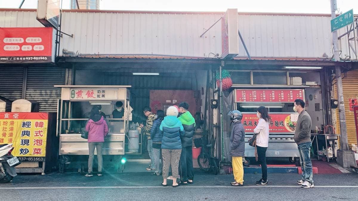 「苑裡煎餃」是來到苑裡必買的銅板小吃。（圖片來源：Ann•榜哥•生活事務所）