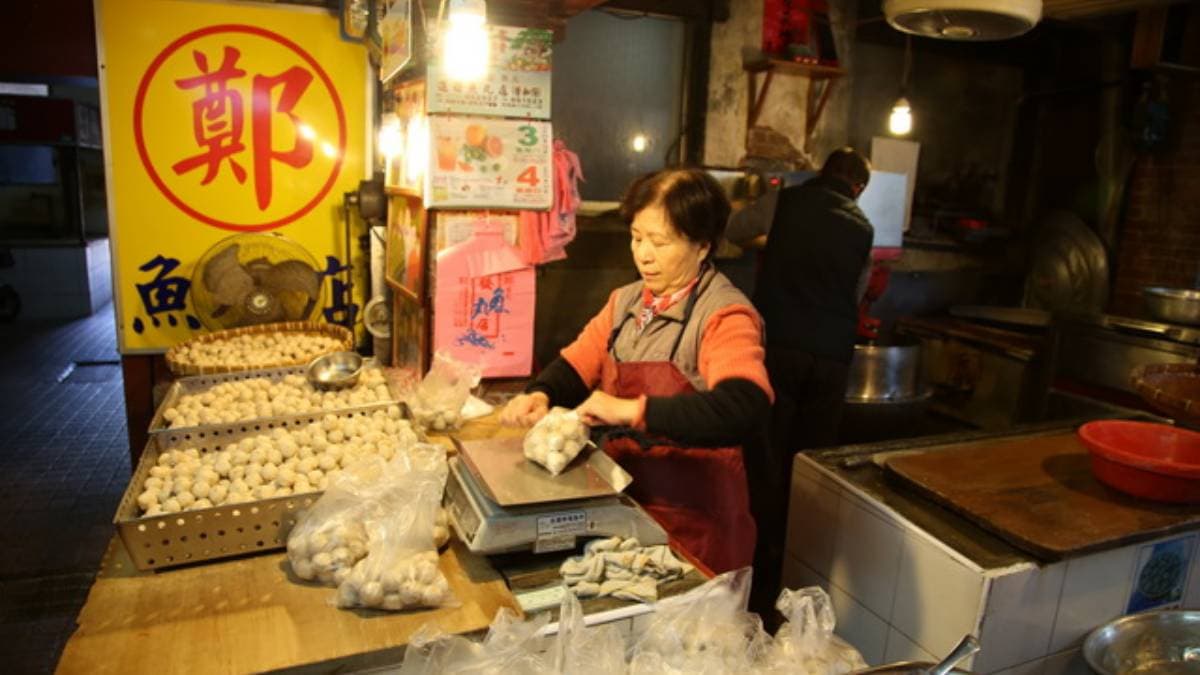 「鄭進發魚丸」是苗栗苑裡的知名魚丸食材店。（圖片來源：貓大爺）