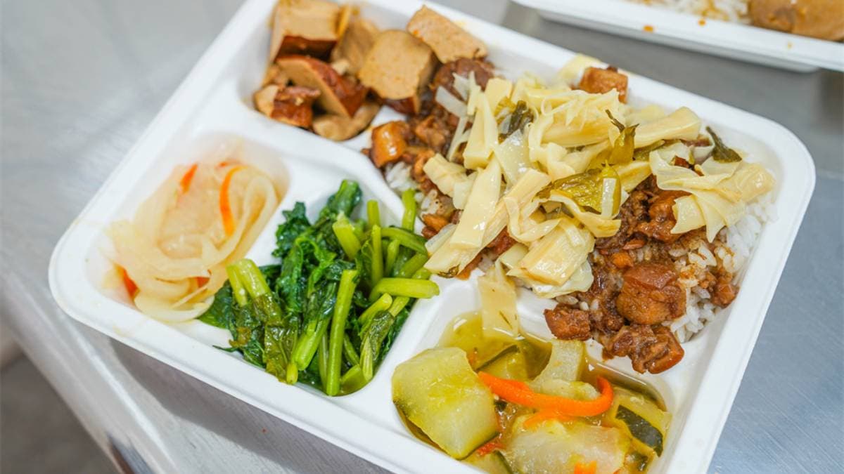 「魯肉飯便當」相較於爌肉比較油一些，但口感也很銷魂。（圖片來源：來飽寶家BA）
