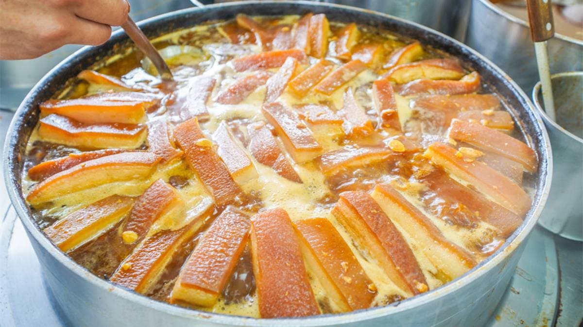 爌肉是先炙燒後滷，過程中店家會不斷撈肉渣，保持滷汁清透。（圖片來源：來飽寶家BA）