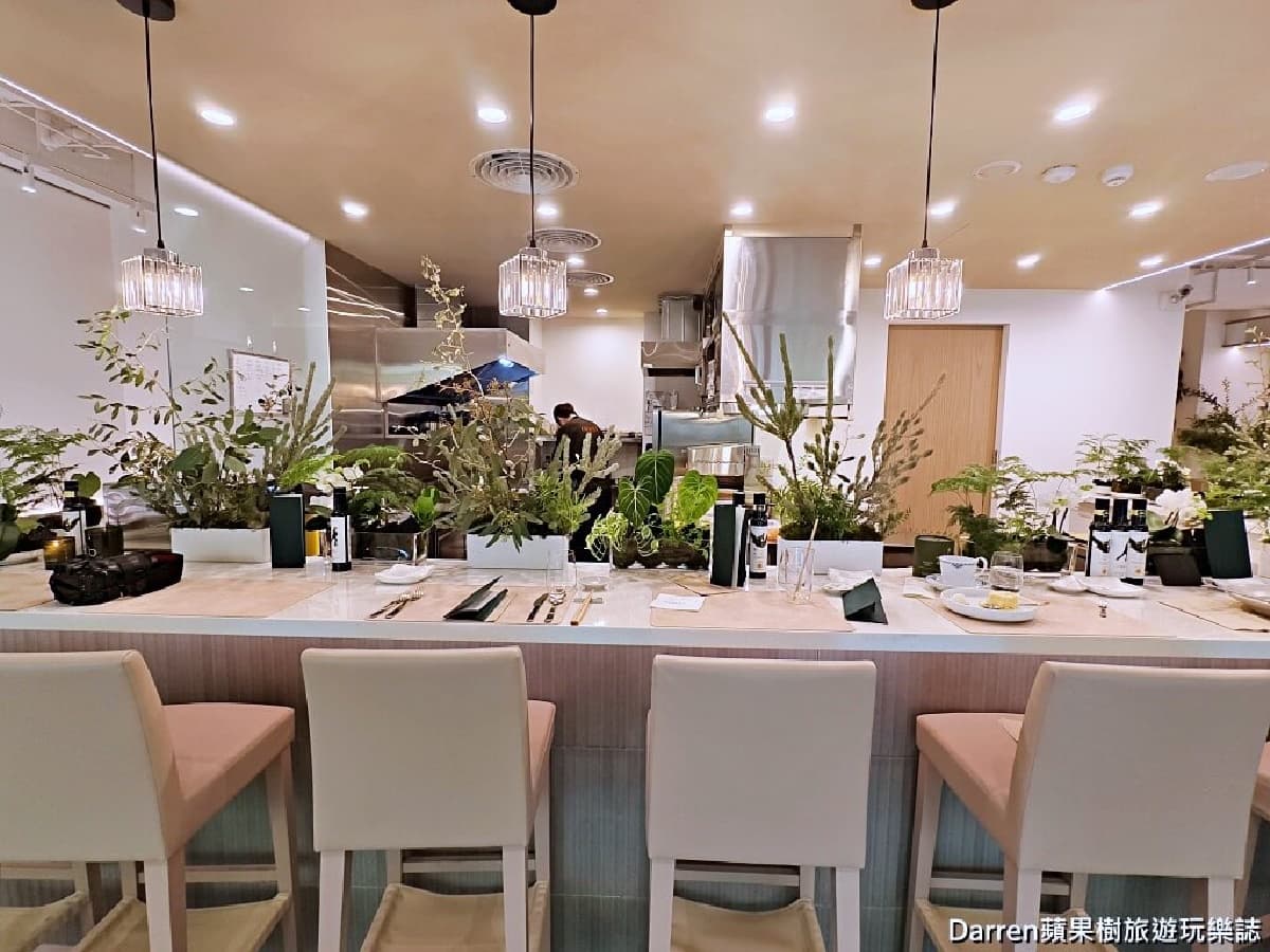 秒飛歐洲！永康商圈超美餐廳新開幕，網美吧台享地中海料理，還有現場演奏