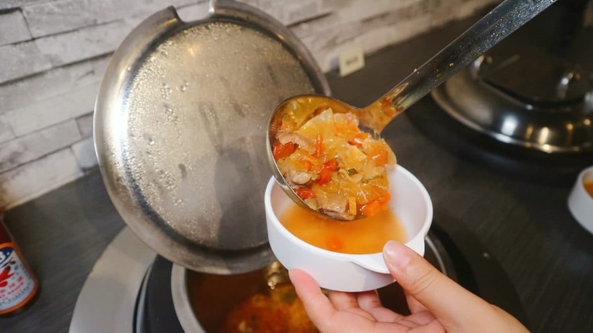 每日都有提供２種湯品，這天的湯品是南瓜湯和牛肉蔬菜湯。（圖片來源：小美很愛嚐）