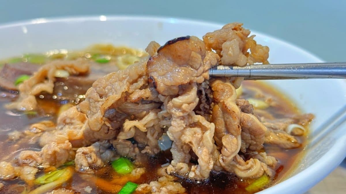 炙燒過的牛肉片，多了一股香氣。（圖片來源：兔貝比的菲比尋嚐）