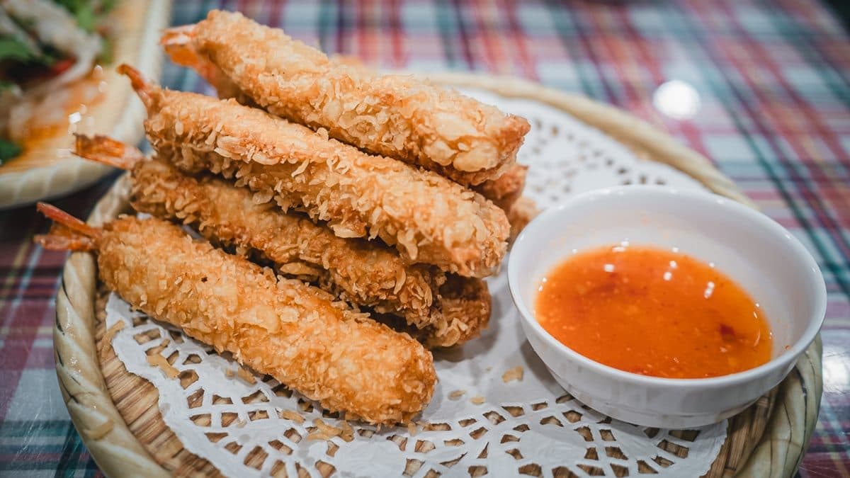 天婦羅蝦捲，麵衣包裏著整隻鮮蝦，酥脆不濕軟。（圖片來源：是艾思，不是火拳。）
