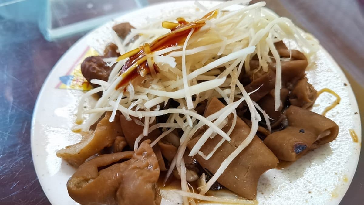 滷上很深色的滷大腸，吃起來非常入味。（圖片來源：Darren蘋果樹旅遊玩樂誌）