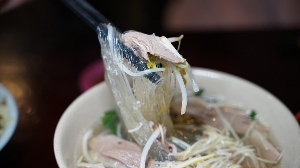 鵝肉冬粉口感Q彈，湯頭也很鮮甜。（圖片來源：東蛙池塘）