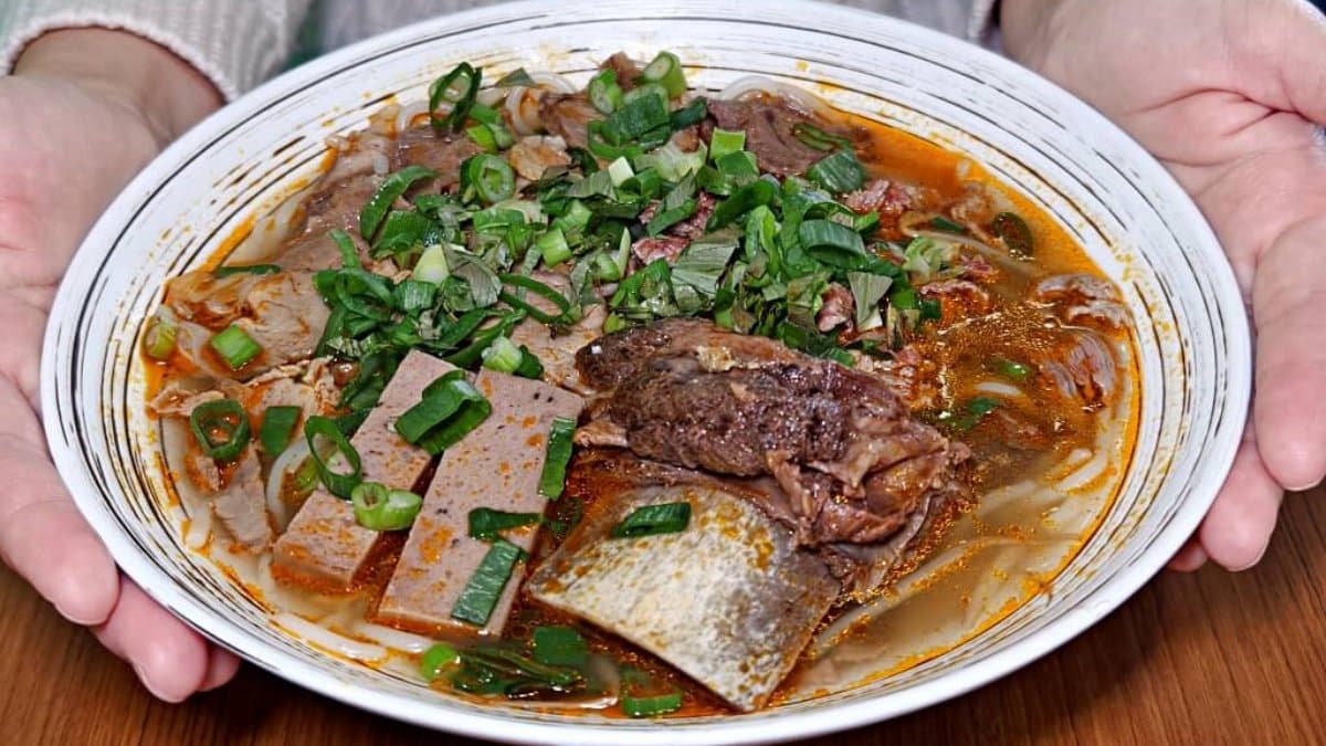「溫體順化牛肉米線」湯頭帶香料香氣，溫潤微辣層次更豐富。（圖片來源：Darren蘋果樹旅遊玩樂誌）