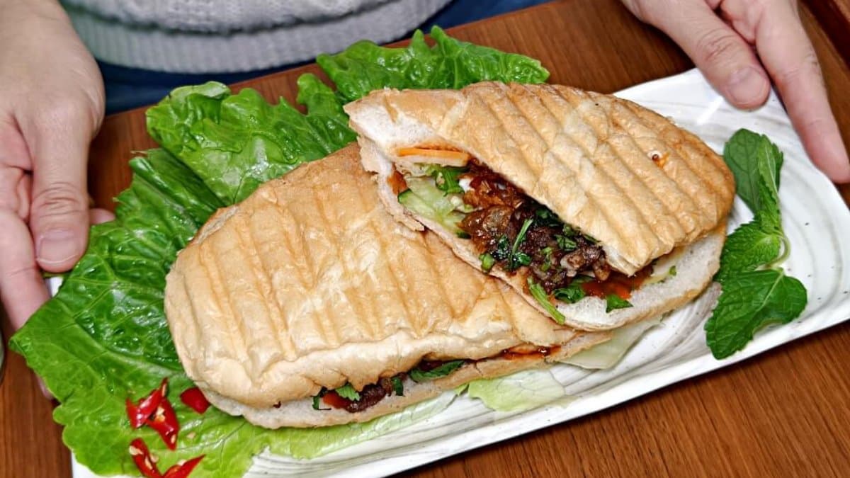 「烤肉法國麵包」麵包外層略帶點微酥感，烤肉充滿香氣。（圖片來源：Darren蘋果樹旅遊玩樂誌）