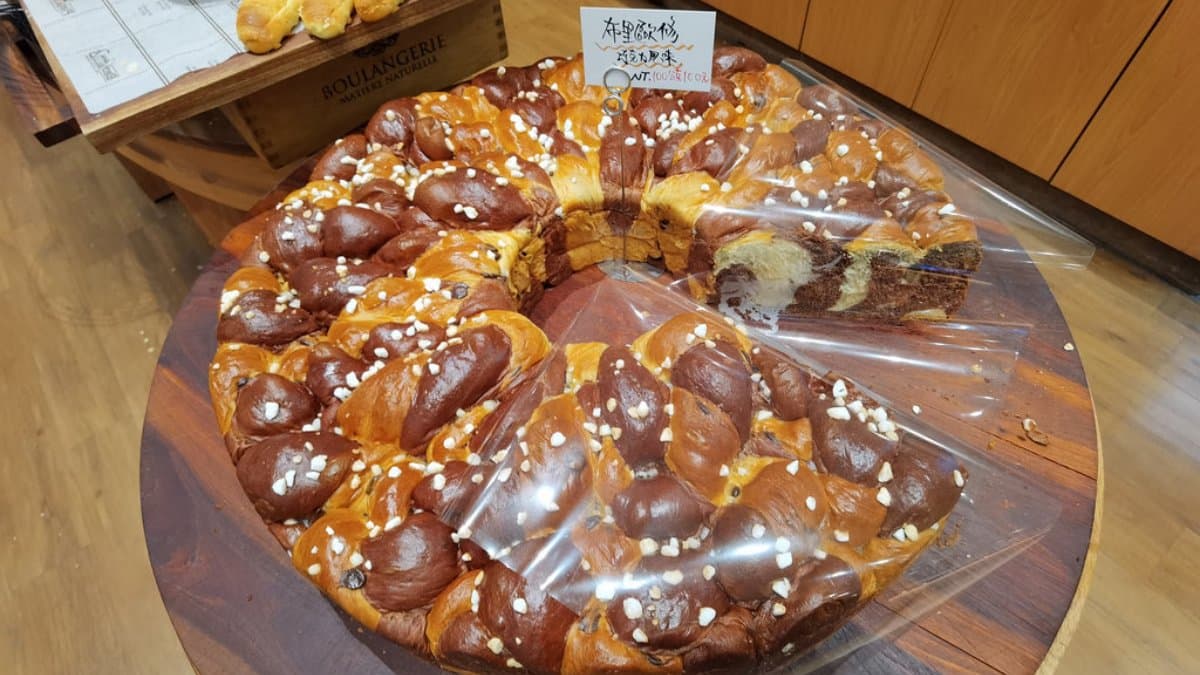 「布里歐修五寶豆抹茶風味麵包」推薦必買，也是店內招牌品項。（圖片來源：Darren蘋果樹旅遊玩樂誌）